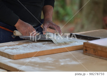 手打ち蕎麦　そば職人の手元 98278750