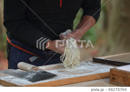 手打ち蕎麦 そば職人の手元 手打ち蕎麦 そば職人の手元 98278760