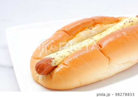 あらびきソーセージにマスタードをたっぷりかけた惣菜パン あらびきソーセージにマスタードをたっぷりかけた惣菜パン 98278833