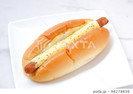 あらびきソーセージにマスタードをたっぷりかけた惣菜パン あらびきソーセージにマスタードをたっぷりかけた惣菜パン 98278836