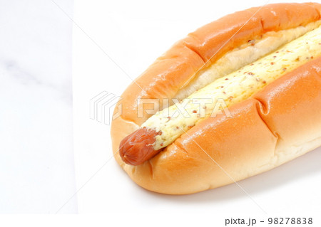 あらびきソーセージにマスタードをたっぷりかけた惣菜パン あらびきソーセージにマスタードをたっぷりかけた惣菜パン 98278838