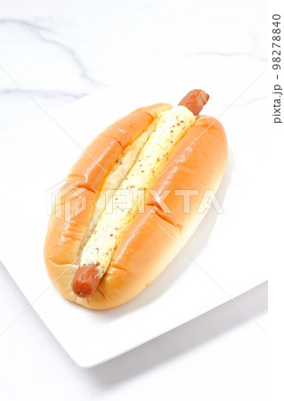あらびきソーセージにマスタードをたっぷりかけた惣菜パン 98278840