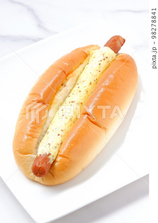 あらびきソーセージにマスタードをたっぷりかけた惣菜パン あらびきソーセージにマスタードをたっぷりかけた惣菜パン 98278841