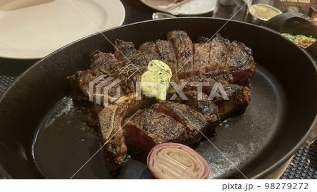 Tボーンステーキ フィレステーキとサーロインステーキ　アメリカ料理　高級ステーキディナー 98279272