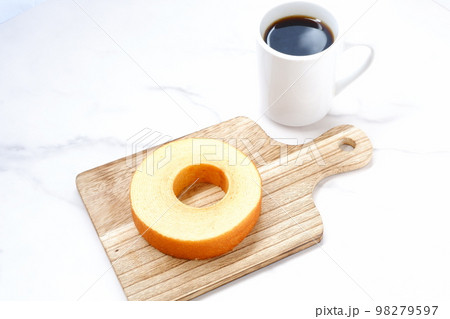 ドイツのケーキのバウムクーヘンとコーヒー 98279597