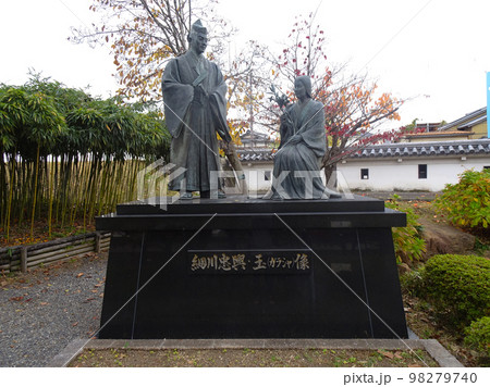 勝竜寺城の細川忠興・ガラシャ像 【京都府長岡京市勝竜寺】　2022年11月 98279740