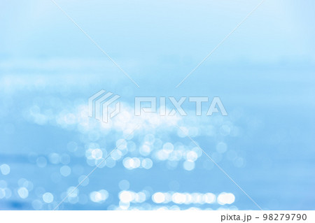 光の玉ボケと青い海面の背景 光の玉ボケと青い海面の背景 98279790
