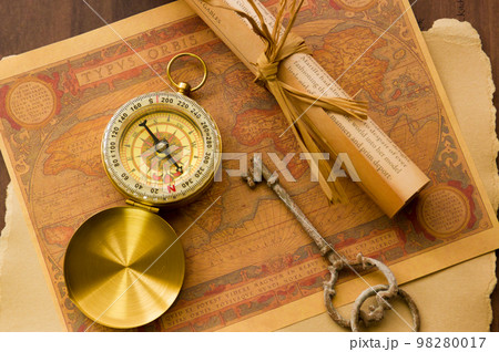 アンティークなコンパスと巻物と鍵と地図 アンティークなコンパスと巻物と鍵と地図 98280017
