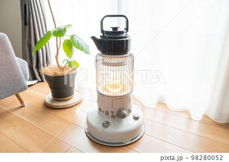 窓辺に置かれたストーブ 98280052