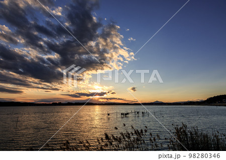 涸沼の夕日【茨城県茨城町親沢の鼻側】 涸沼の夕日【茨城県茨城町親沢の鼻側】 98280346