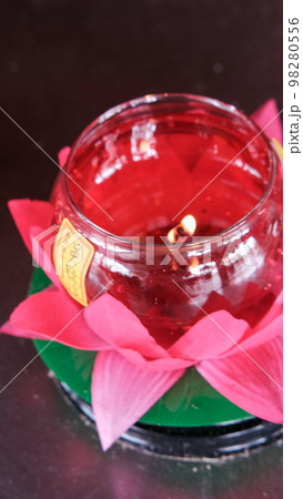 マレーシア仏教寺院のキャンドル（マラッカ 青雲亭寺院） 98280556