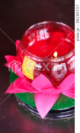 マレーシア仏教寺院のキャンドル（マラッカ 青雲亭寺院） 98280557