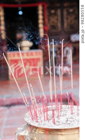 マレーシア仏教寺院のお線香（マラッカ 青雲亭寺院） 98280558