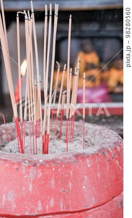 マレーシア仏教寺院のお線香（マラッカ 青雲亭寺院） 98280560
