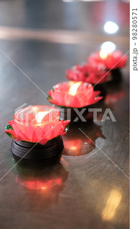 マレーシア仏教寺院のキャンドル（マラッカ 青雲亭寺院） 98280571