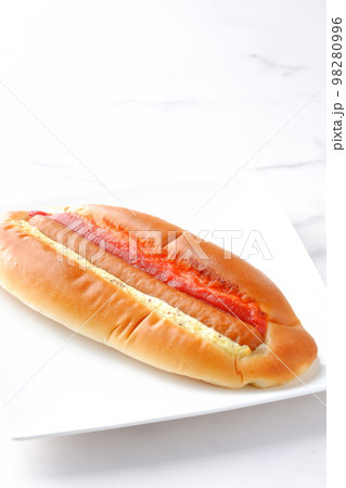 パリッとした食感のあらびきソーセージを挟んだホットドッグ パリッとした食感のあらびきソーセージを挟んだホットドッグ 98280996