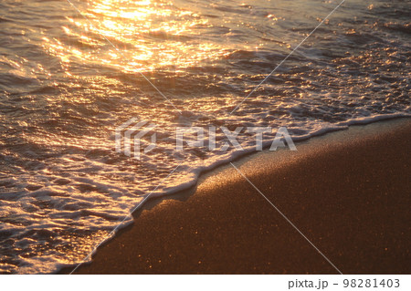 夕焼けに染まる金色の海辺 夕焼けに染まる金色の海辺 98281403