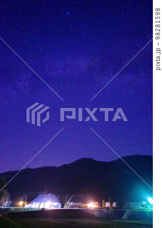 南会津 大内宿の星空／福島県南会津郡大内 98281598