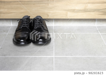 玄関に置いてあるビジネスシューズ 玄関に置いてあるビジネスシューズ 98281623
