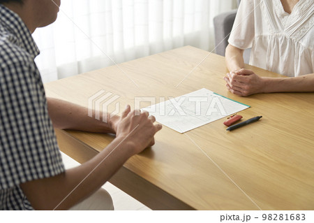 熟年離婚イメージ　顔無し 98281683