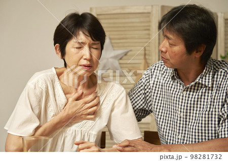 家で動悸がする中年女性 98281732