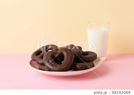 Concept of tasty bakery, gingerbread cookies in chocolate 98282066