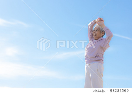 70代元気なおばあちゃん 98282569