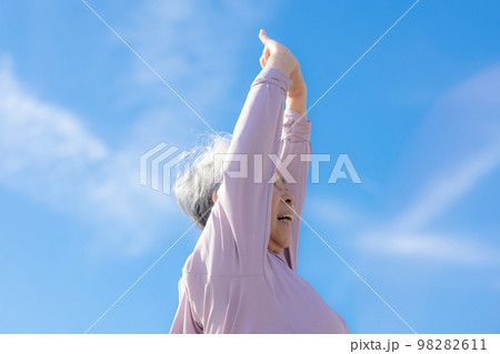 ストレッチをする70代元気なおばあちゃん 98282611