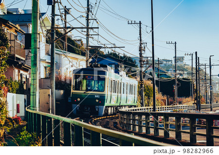 七里ヶ浜を走る江ノ電　冬の朝日に照らされて 98282966