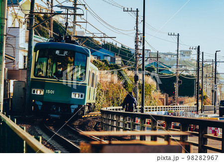 七里ヶ浜を走る江ノ電　冬の朝日に照らされて 98282967