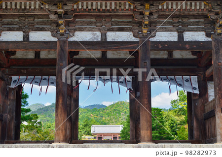 京都 仁和寺の仁王門から見た境内と中門 98282973