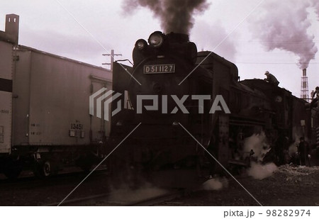 昭和50年　蒸気機関車D51の点検　苫小牧駅　室蘭本線　北海道 98282974
