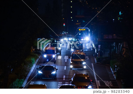 夜の山手通りの交通【夜景イメージ】 98283340