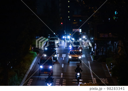 夜の山手通りの交通【夜景イメージ】 98283341