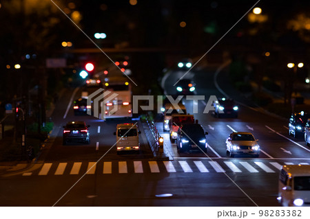 夜のミニチュア風の山手通りの交通【夜景イメージ】 98283382