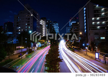 夜の山手通りの交通【夜景イメージ】 98283469