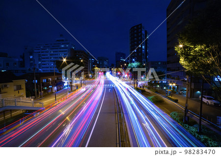 夜の山手通りの交通【夜景イメージ】 98283470