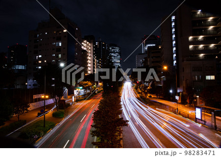 夜の山手通りの交通【夜景イメージ】 夜の山手通りの交通【夜景イメージ】 98283471