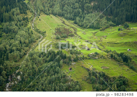 スイスの美しい田舎の街並み風景 スイスの美しい田舎の街並み風景 98283498