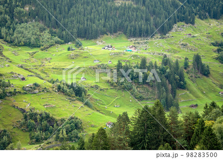 スイスの美しい田舎の街並み風景 スイスの美しい田舎の街並み風景 98283500