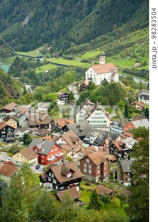 スイスの美しい田舎の街並み風景 98283504