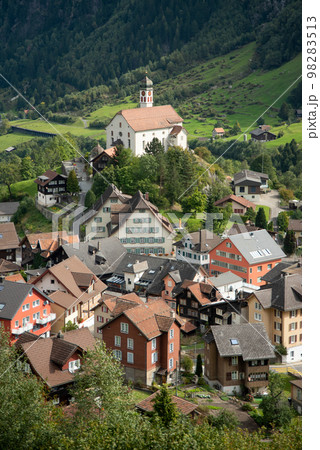 スイスの美しい田舎の街並み風景 スイスの美しい田舎の街並み風景 98283513