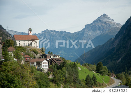 スイスの美しい田舎の街並み風景 スイスの美しい田舎の街並み風景 98283522