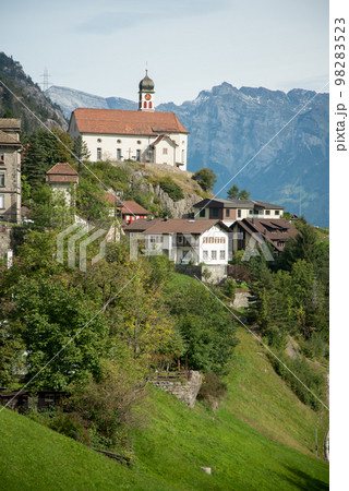 スイスの美しい田舎の街並み風景 スイスの美しい田舎の街並み風景 98283523
