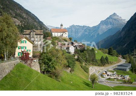 スイスの美しい田舎の街並み風景 スイスの美しい田舎の街並み風景 98283524