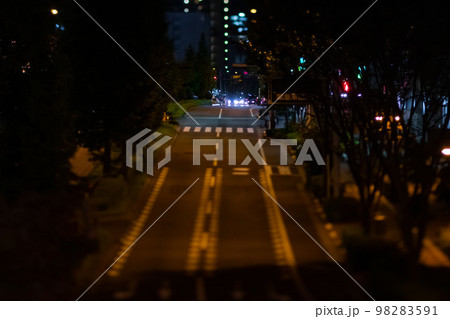 ミニチュア風の山手通りの交通【夜景イメージ】 98283591