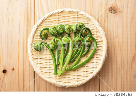 こごみ　集合　ざる 98284562