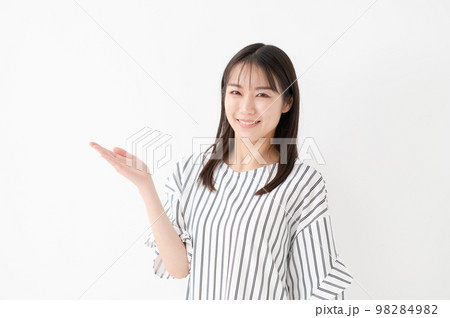 女性 白バック 女性 白バック 98284982