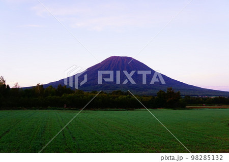 北海道 朝日に焼ける羊蹄山 北海道 朝日に焼ける羊蹄山 98285132