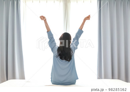 寝起きのストレッチをする若い女性のイメージカット 98285162